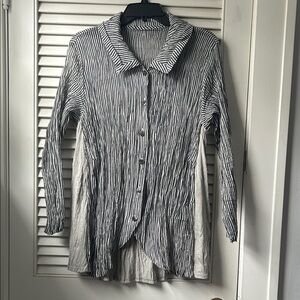Matsuo International ladies crinkle top striped (size 40 Jpn) Med US grey
